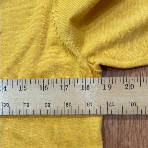 Tommy Hilfiger NWT Men's Dark Yellow V-Neck Sweater Size Medium Lightweight - Picture 5 of 13